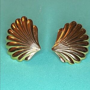 Napier Vintage Gold-Tone Shell clip on earrings